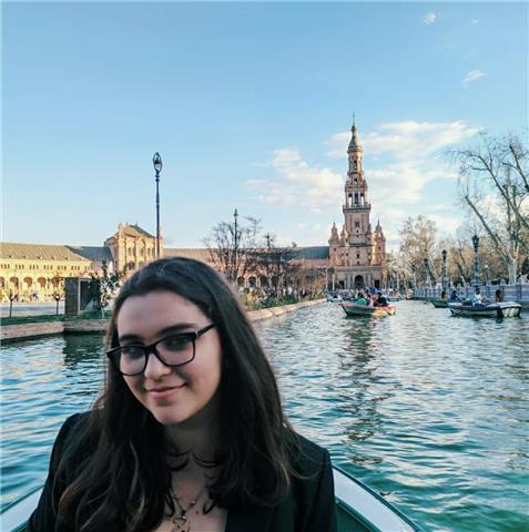 Francesa nativa trilingüe ofrece apoyo escolar y/o clases de francés en sevilla