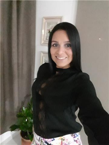 Insegnante madrelingua spagnola, impartisce lezione a grande e piccoli. metodo semplice