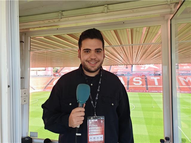 Álex. 24 años. Estudiante de periodismo (último curso). Ejerciendo la profesión como narrador de partidos de fútbol en televisión. Simpático, amable y con ganas de enseñar a niños/as. Podría ayudar a alumnos de Primaria, ESO y Bachillerato. Sobre todo en 