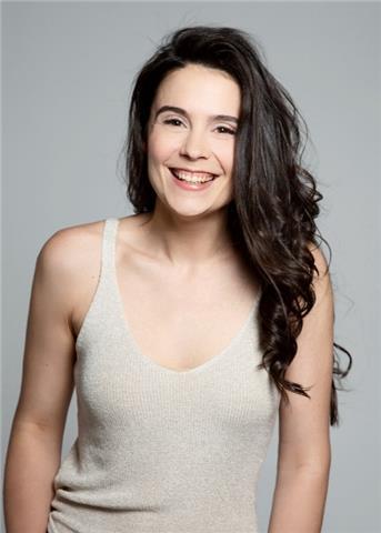 A todos esto es lo que doy en mis clases. técnica vocal, autoconocimiento de nuestro instrumento,afinación, independencia del cantante (que no dependa eternamente de un profesor). clases dirigidas tanto a niños como a adultos. presencial y online. co