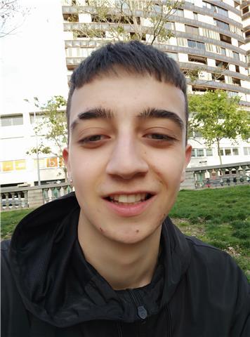 Soy un estudiante de filosofia de la universidad de barcelona, me considero una persona alegre y divertida que le gusta enseñar con métodos innovadores