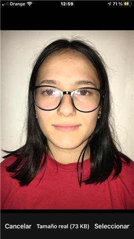 Chica adolescente ofrece clases particulares a niños menores de 13 años