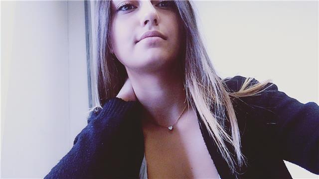 Diplomata dopo aver frequentato il liceo linguistico