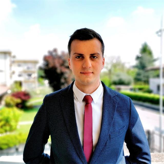 Studente laureando in materie economiche con diploma liceo classico