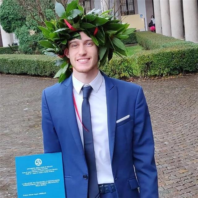 Laurato in lingue e letterature straniere e studente in lingue per la cooperazione internazionale insegna la lingua inglese