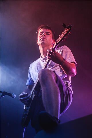 Graduado en psicología. imparto clases de guitarra en mi domicilio o a domicilio, para personas de nivel principiante o intermedio