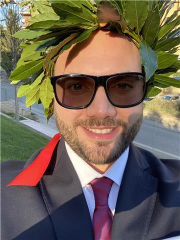 Buongiorno, Sono laureato in Psicologia e mi sto specializzando nella didattica. Impartisco lezioni/ripetizioni riguardanti la tutti gli esami di psicologia (livello universitario), insegno anche inglese e tutte le materie umanistiche, ma anche strettamen