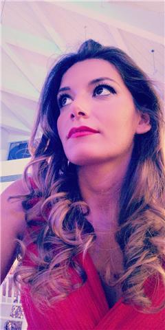 Pianista professionista laureata in conservatorio col massimo dei voti, con vasta esperienza concertistica e didattica, impartisce lezioni individuali