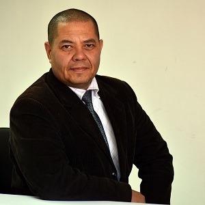 Profesor de matemáticas, multidisciplinario del conocimiento, Profesión Ingeniero Industrial, Oficial de Máquinas, Abogado, Maestría en Planificación Ambiental