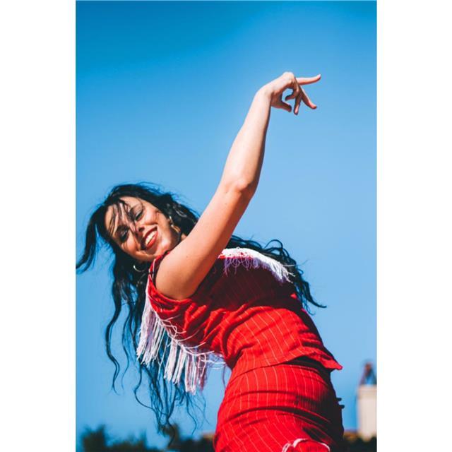 Doy clases particulares y grupales de danza española