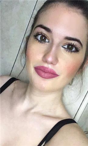 Española de 27 años, historiadora del Arte y profesora de español para extranjeros. Titulada en ELE (profesora de español para extranjeros) lo que me ha dado la oportunidad de dar clases en París