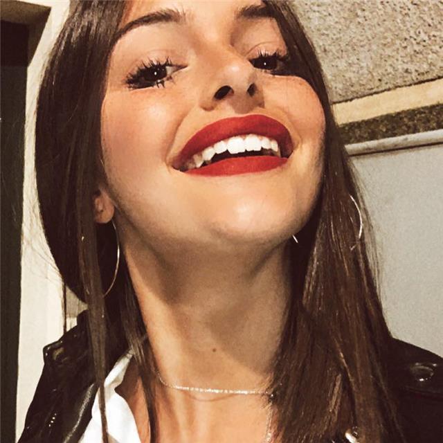 Studentessa di lingue straniere (inglese e spagnolo) offre lezioni di conversazione per studenti di elementari e medie