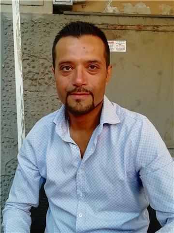 laureato in sociologia, impartisce lezioni per tutto il comparto letterario, latino e greco compreso, e per tutte le materie sino alla seconda superiore per le materie scientifiche, e sino all'università per le altre materie umanistiche
