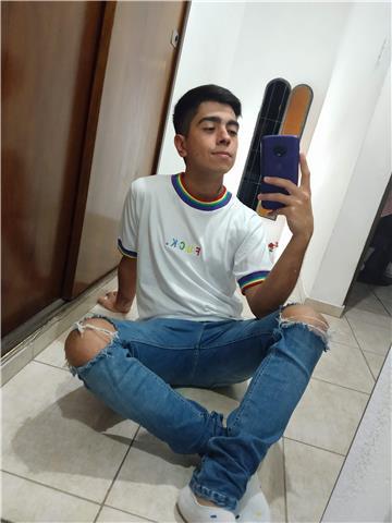 Soy estudiante de cuarto año del profesorado y traductorado de Inglés en la Facultad de Lenguas, UNC. Ofrezco clases de fonética, gramática e inglés en general para jóvenes y adultos