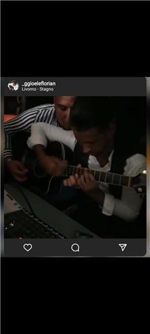 Mi chiamo gioele, sono un chitarrista manouche vengo dalla famiglia Reinhardt, e posso insegnarvi ciò che un insegnante normale non potrà mai insegnarvi, io vi condurrò dentro ciò che significa la musica, il jazz-manouche. Al termine delle nostre lezioni 