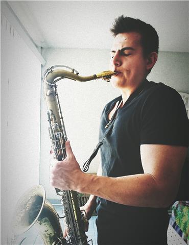 Profesor de música, con experiencia en iniciación artística, ritmos, cantos y juegos, así como diversos instrumentos musicales a cualquier edad