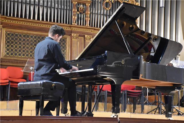Pianista, concertista e docente, impartisco lezioni di pianoforte
