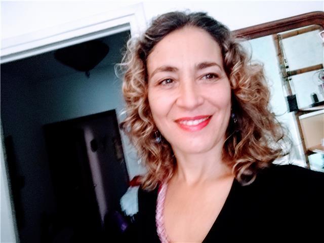 profesora de inglés da clases a alumnos de Primaria, Secundaria y Bachillerato