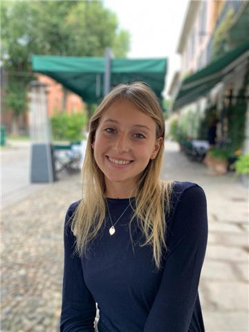 studentessa di filosofia, diplomata di liceo linguistico