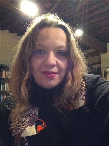 Laureata con il massimo dei voti all’accademia di belle arti, offre lezioni di italiano ed educazione artistica