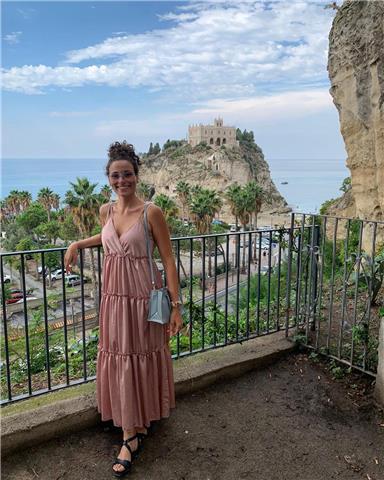 Studentessa universitaria con doppio diploma linguistico offre lezioni di italiano, inglese e francese per elementari e medie a Piacenza