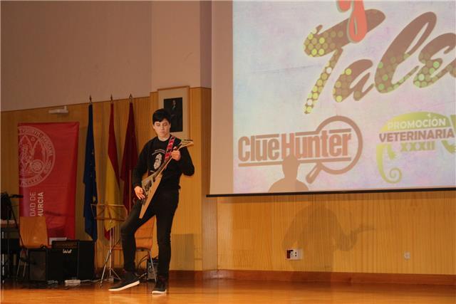 Guitarrista de Murcia con 17 años de experiencia en el instrumento ofrece clases particulares en Murcia