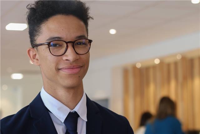 Donne cours d'anglais de l'école primaire au lycée