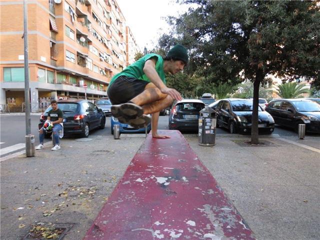 insegnante di calcio, futsal, atletica e parkour. insegno a ragazzi e bambini (8-20) a Roma