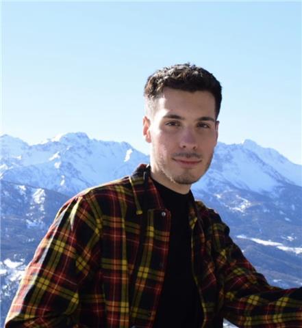 Neo laureato in studi internazionali e con livello di inglese e spagnolo avanzato ed attestato offre lezioni di lingue, italiano e storia