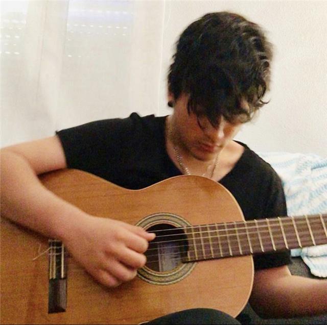 Soy Guitarrista con experiencia ,puedo impartir clases a niños y adolescentes