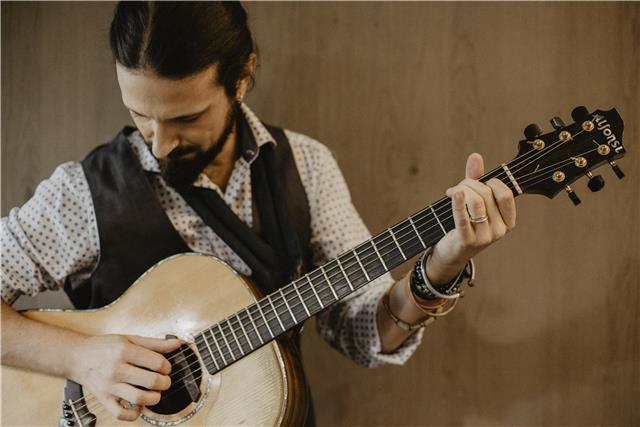 Lezioni di Chitarra(Chitarrista Diplomato Saint Louis College Of Music)