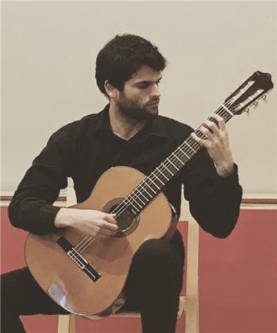 Profesor de guitarra titulado con 10 años de experiencia. imparto clases online y presenciales a domicilio