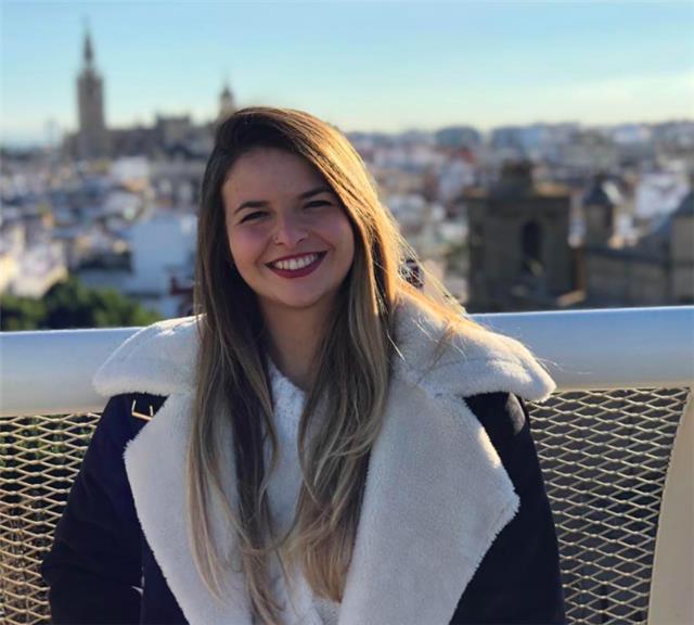 Profesora joven, muy dinámica y con muy buena conexión con los alumnos