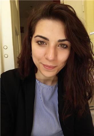 Studentessa in Filologia Moderna impartisce lezioni a studenti e studentesse di scuola media in tutte le materie