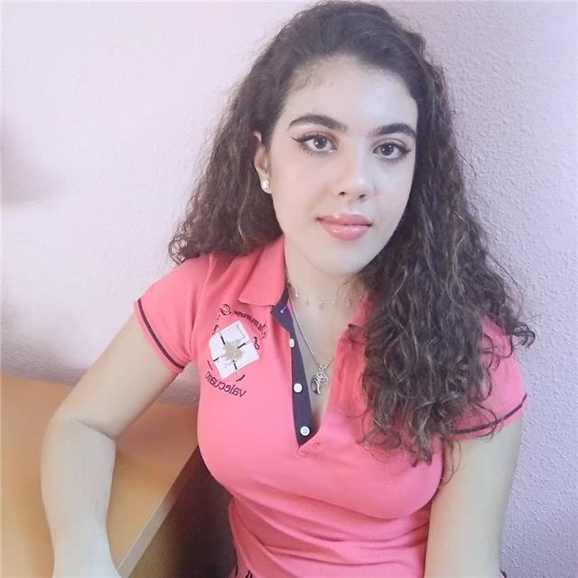 Titulada en el nivel c2por la universidad de cambridge da clases de inglés, tanto presenciales como online. desde principiantes hasta nivel c1