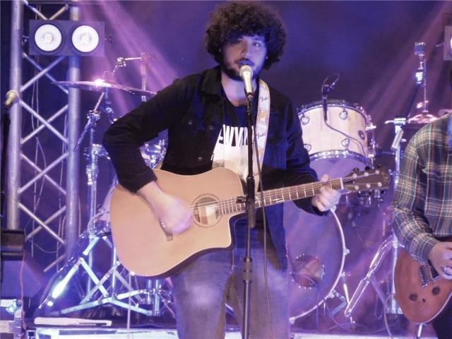 Sono un ragazzo di 20 anni diplomato al liceo musicale e offro lezioni di chitarra a ragazzini dai 6 ai 13 anni di età