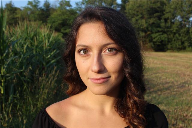 Studentessa universitaria impartisce lezioni d'inglese online e in presenza