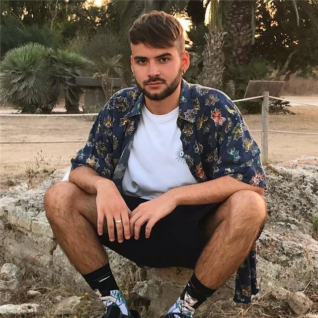 Studente universitario con brillante carriera scolastica offre lezioni d'italiano, storia e geografia. Ottima cultura generale, aperto anche all'insegnamento di altre discipline