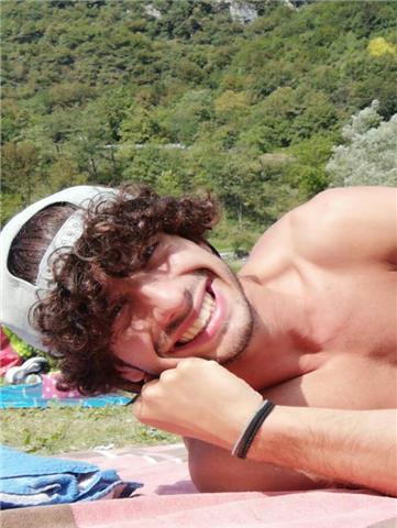 Laurea triennale in chimica all'università di padova, offre ripetizioni anche di matematica, fisica, scienze