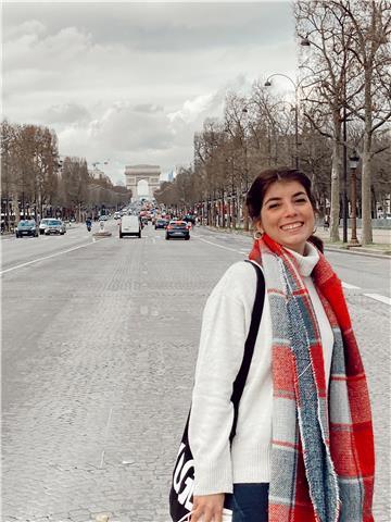 Profesora de educación primaria con las especialidades de francés e inglés. sociable, paciente y comprometida. dispuesta a dar cualquier tipo de materia en educación primaria y algunas de eso