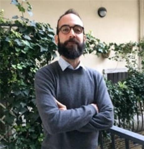 Insegnate di diritto per studenti delle scuole superiori e insegnate di diritto commerciale e civile per studenti universitari