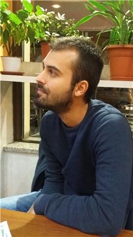 Ragazzo laureato in scienze biologiche impartisce lezioni private di biologia, chimica e scienze ai ragazzi di scuole medie e superiori