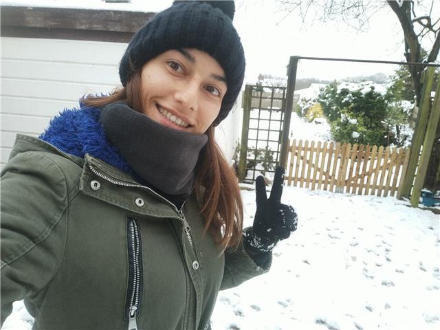 Mí nombre es yaima. soy una chica bastante alegre y responsable. me gustaría impartir clases de inglés de una manera dinámica, utilizando juegos, fichas y de manera que se comprenda lo aprendido. principalmente mi idea es dar clases a los más pequeños per