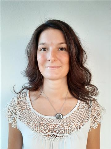 Ragazza laureata in lingue e diploma di liceo socio-psico pedagogico con un anno di esperienza all'estero disponibile per ripetizioni di inglese