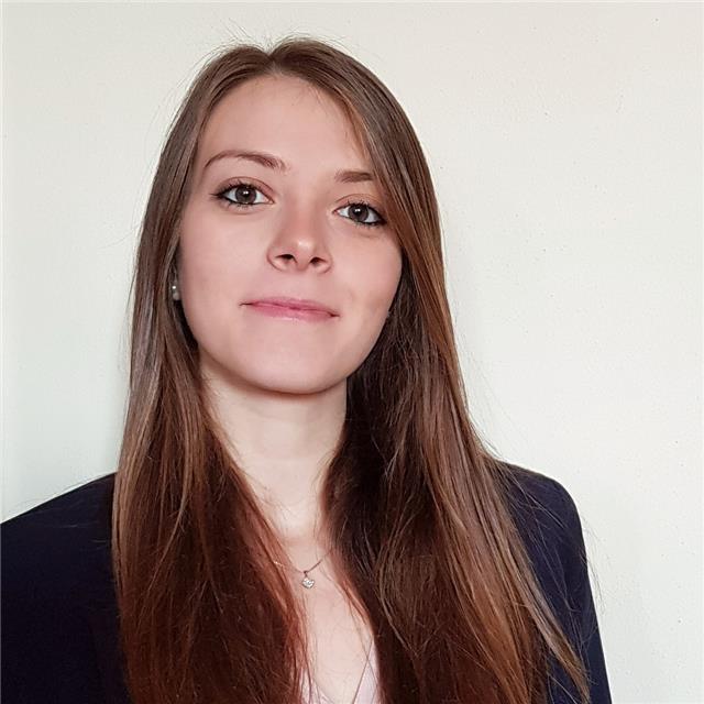 Laureata in lingue impartisce lezioni di inglese, spagnolo, francese e italiano