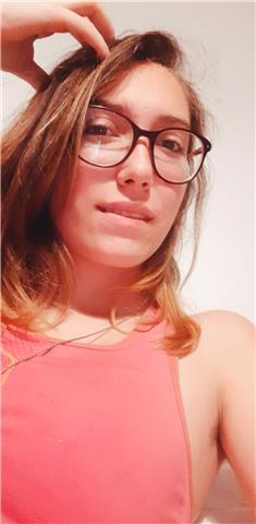 Joven dispuesta a enseñar todo lo que se sobre la asignatura