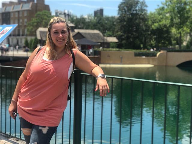 Studentessa servizi giuridici impartisce lezioni generali di diritto