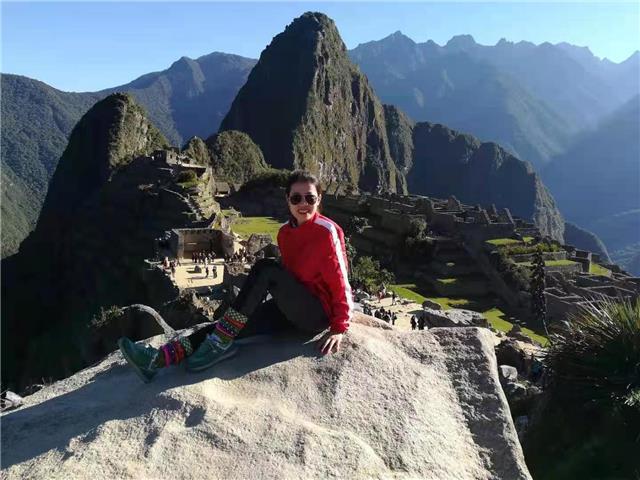 Profesora de chino que enseña a estudiantes de todas las edades