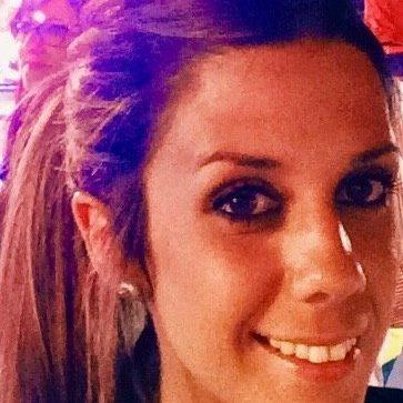 Soy una persona alegre, que le gusta ayudar a las personas. me gusta enseñar de forma sencilla, con conversaciones que vayan de más a menos. ir enseñando palabras de mayor uso e incorporando frases propias de la lengua. creo que el español se puede aprend