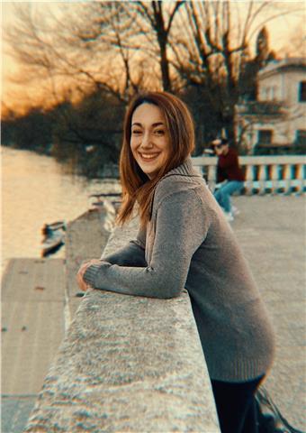 Insegnante di liceo, laureata magistrale in lingue, offre ripetizioni private in Inglese, francese ed italiano e si offre come aiuto compiti per tutte le altre materie